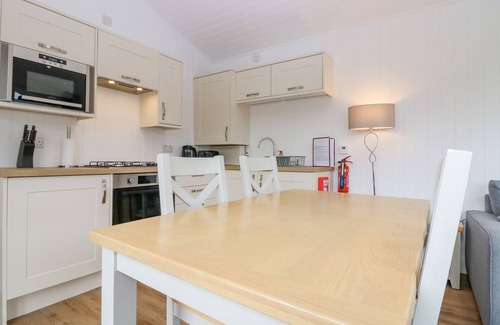 Errol Cottage | LODGE 18 - RUTHVEN (HIDEAWAY), family friendly, with hot tub in Errol