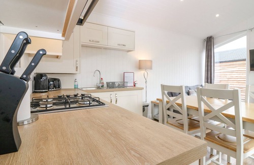 Errol Cottage | LODGE 18 - RUTHVEN (HIDEAWAY), family friendly, with hot tub in Errol
