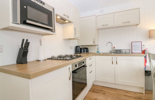 Errol Cottage | LODGE 18 - RUTHVEN (HIDEAWAY), family friendly, with hot tub in Errol
