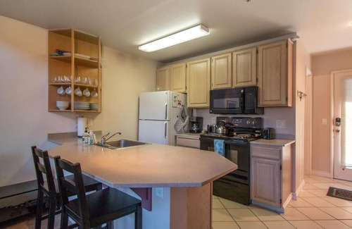 Hood River Apartment | Lodge 27 with Gear Storage Onsite