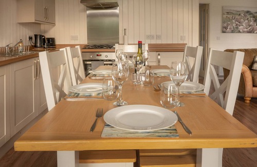 Errol Cottage | LODGE 8 - THE CARSE, family friendly, with hot tub in Errol