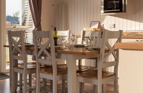 Errol Cottage | LODGE 8 - THE CARSE, family friendly, with hot tub in Errol
