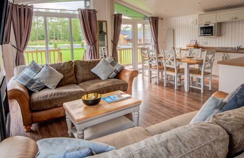 Errol Cottage | LODGE 9 - THE FORGAN, family friendly, with hot tub in Errol