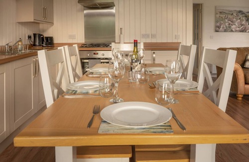 Errol Cottage | LODGE 9 - THE FORGAN, family friendly, with hot tub in Errol