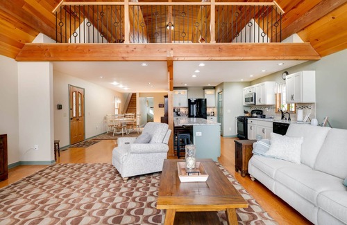 Bradford House | Lodge at the Lake - Exceptional lakefront home!