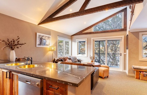 Perisher Valley Apartment | Lodge Chalet 28 - well appointed fully self contained 3bedroom/3bathroom apartment