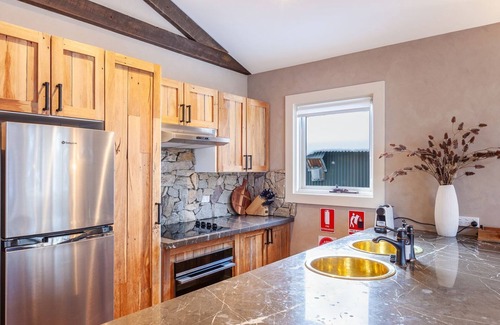 Perisher Valley Apartment | Lodge Chalet 28 - well appointed fully self contained 3bedroom/3bathroom apartment