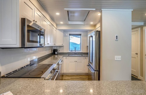 Stowe Area Condo | Lodge Condo 16: 2 br, a/c, summer pool, fireplace, free ski shuttle!