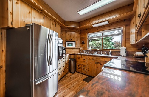 Superior Ski Chalet | ⭐ Lodge of a Lifetime King Bed Riverfront Fire!⭐