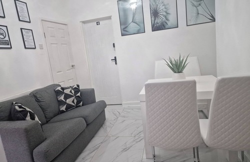 Liverpool City Centre House | Lodge - Sleeps 10 & Free Parking