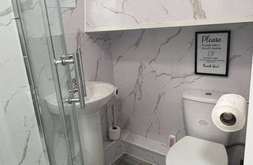 Liverpool City Centre House | Lodge - Sleeps 10 & Free Parking