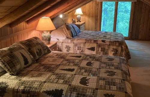 Williamsburg Cabin | Lodge Sleeps 10 People - 4.5 miles to Traverse City Horse Shows