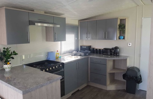Clacton-on-Sea Cabin | Lodge, Sleeps 8- Parking, Wifi, Campsite Amenities
