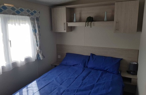 Clacton-on-Sea Cabin | Lodge, Sleeps 8- Parking, Wifi, Campsite Amenities