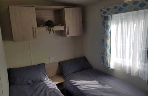 Clacton-on-Sea Cabin | Lodge, Sleeps 8- Parking, Wifi, Campsite Amenities