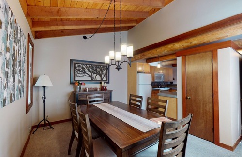 Sunriver Condo | Lodge-Style Condo with A/C, Fireplace & Golf Views