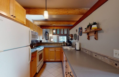 Sunriver Condo | Lodge-Style Condo with A/C, Fireplace & Golf Views