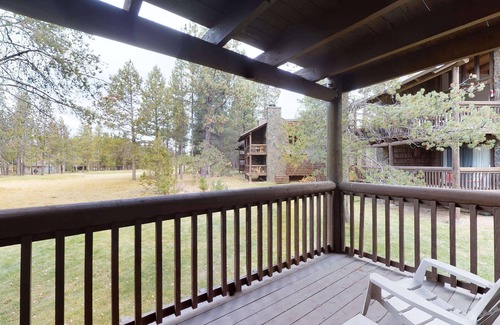 Sunriver Condo | Lodge-Style Condo with A/C, Fireplace & Golf Views