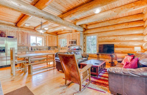 Government Camp House | Lodge with Two Decks & Great Location Close to Lake and Skiing