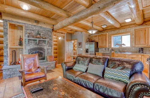 Government Camp House | Lodge with Two Decks & Great Location Close to Lake and Skiing