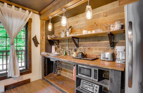 Cantley Apartment | Loft 3 | Fireplace | Hot Tub | Sleeps 4 | Lake