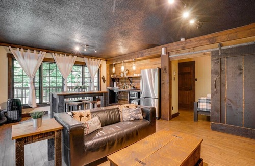 Cantley Apartment | Loft 3 | Fireplace | Hot Tub | Sleeps 4 | Lake