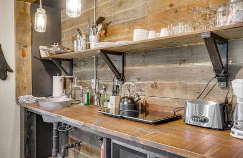 Cantley Apartment | Loft 3 | Fireplace | Hot Tub | Sleeps 4 | Lake