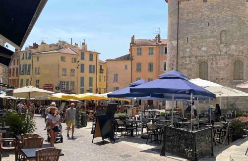 Hyeres City Centre Apartment | Loft apartment at Villa Leonie