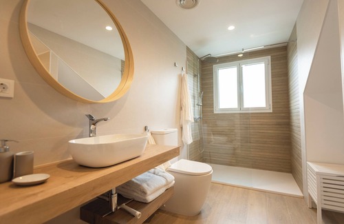 Barrio de la Vega Apartment | Loft apartment with balcony in the neighborhood of Monachil