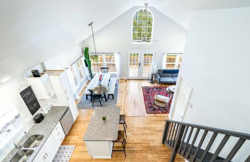 Sleepy Hollow House | Loft Cabin w, Hot Tub, Fire Pit, Huge Deck & WiFi!