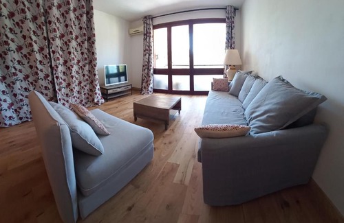 La Seyne-sur-Mer Apartment | Loft climatisé "La pinède", 50 m2, très calme, 5 mn à pied des plages, lit King Size