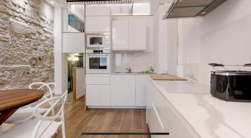 Saint-Merri Apartment | Loft HeartofParis, Marais,Chatelet, Beaubourg CLIM