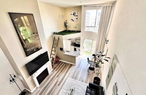 Hollywood Apartment | Loft in Hollywood/free parking with balcony