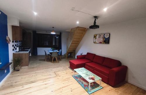 Sainte-Livrade-sur-Lot Apartment | Loft Le Pop Art-Balneo-Cinéma-Clim