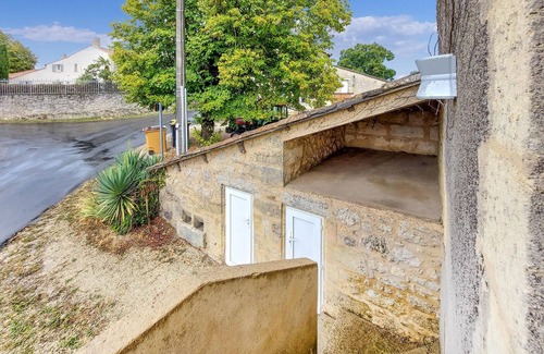 Puisseguin Apartment | Loft-like and cozy vacation apartment in a charming house made of white Bordeaux stone.