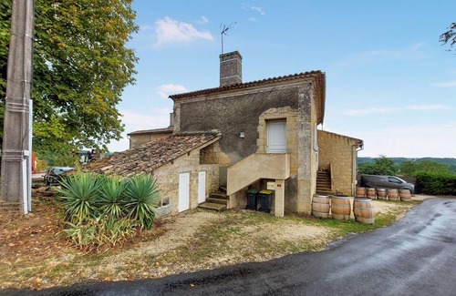 Puisseguin Apartment | Loft-like and cozy vacation apartment in a charming house made of white Bordeaux stone.