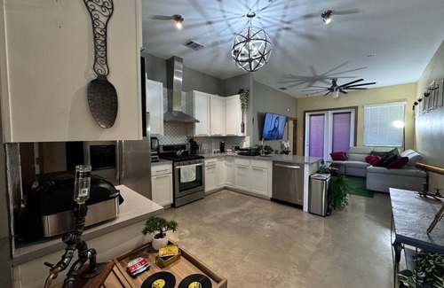 Government Hill Condo | Loft Near Pearl & Riverwalk