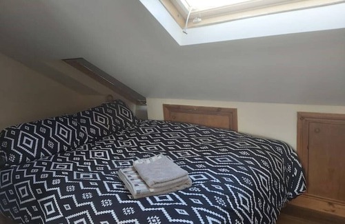 Thornton Heath Apartment | Loft Space with private bathroom and mini kitchen