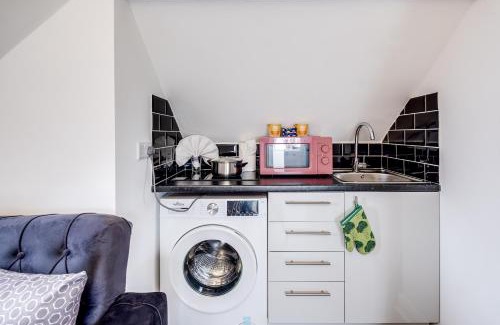 Hendon Apartment | Loft Studio - Free Toiletries, Snacks, 25 Min Wembley & Central London, Free Parking, Pets welcome