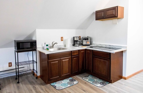 Livingston Manor Apartment | Loft style apartment close to activities and restaurants