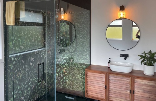 Lynmore House | Loft Style Living Close to Redwoods, bar, bakery. Perfect for Family's, MBikers.