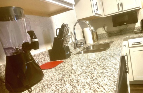 Clarkston Apartment | loft style unit. perfect for a relaxing getaway,15 min from shopping and more!