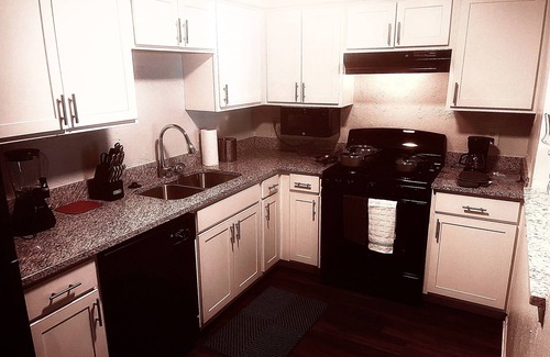 Clarkston Apartment | loft style unit. perfect for a relaxing getaway,15 min from shopping and more!