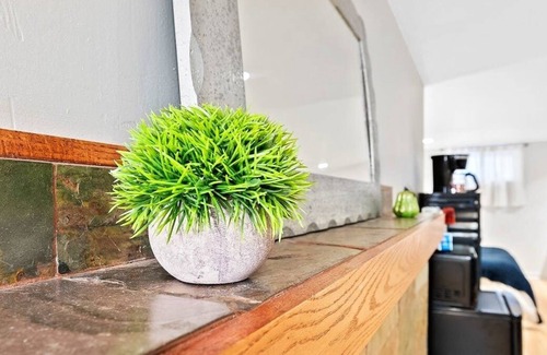 Sunnyside Apartment | Loftium | Cozy 2 Bed Suite in Quiet Sunnyside Neighborhood