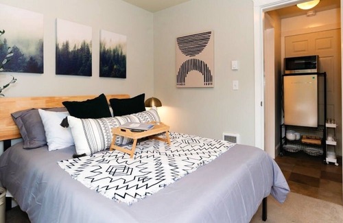 Judkins Park Apartment | Loftium | Inviting & Bright Suite In Judkins Park