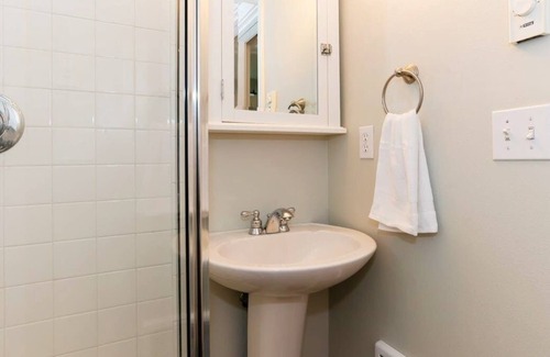 Judkins Park Apartment | Loftium | Inviting & Bright Suite In Judkins Park