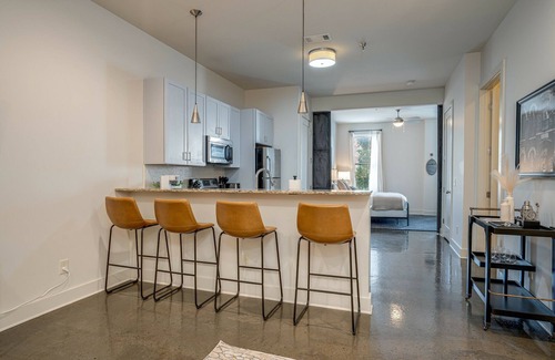Midtown Cottage | Lofts At 30th - Urban Lodge - Mins to Broadway!