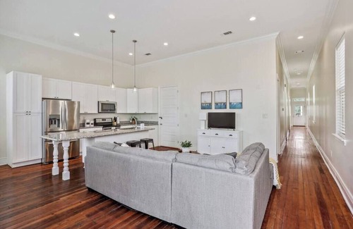 Central City House | Lofty Ceilings and Modern Comfort