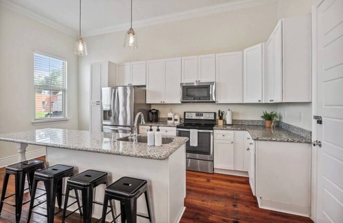 Central City House | Lofty Ceilings and Modern Comfort