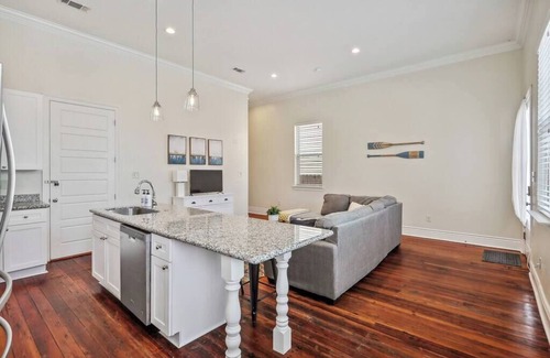 Central City House | Lofty Ceilings and Modern Comfort
